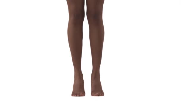 细长的女性腿的特写 站在脚后跟和脚趾向上的非洲妇女 在白色背景下孤立无援 — 图库视频影像