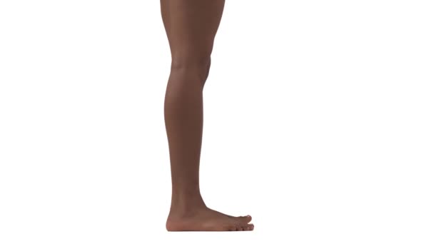 瘦小的非洲女人掉头了与白色背景隔离的适合女性的腿的特写 — 图库视频影像