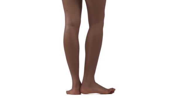 细长的适合女性的腿的特写镜头转向相机 在白色背景下孤立无援 — 图库视频影像