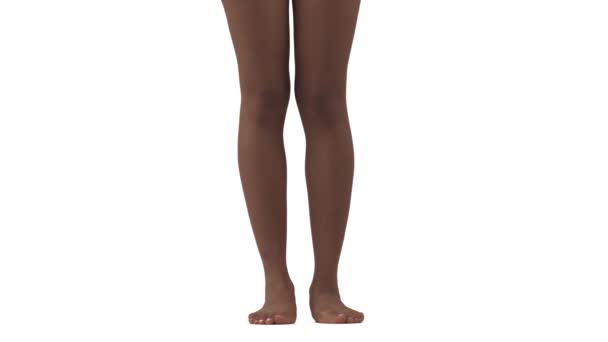 身材苗条的女性腿向左拐的特写镜头 在白色背景下孤立无援 — 图库视频影像