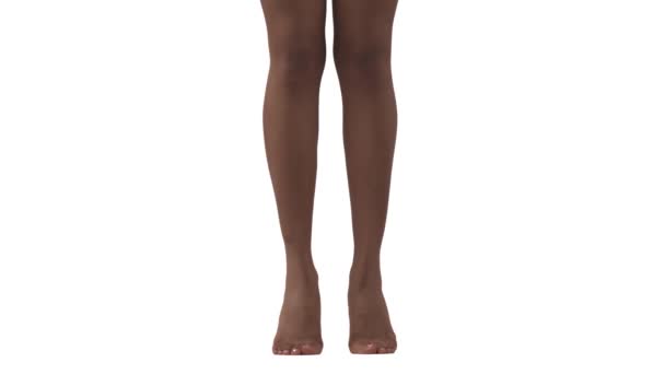 细长的女性腿的特写 非洲女人站在脚尖上 在白色背景下孤立无援 — 图库视频影像