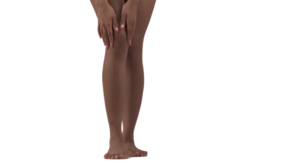 여자가 스러운 무릎을 부드럽게 만진다 바탕에 고립되어 사람들 — 비디오