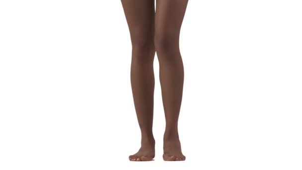 アフリカ人女性の足がかかとからつま先にステップのスリムなフロントビュー 白地に隔離されてる スペースのコピー — ストック動画