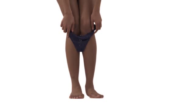 穿着黑色花边内裤的年轻而纤细的非洲女人 细长女性腿的特写 白色背景 — 图库视频影像