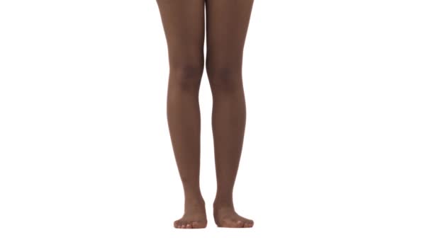 年轻而纤细的非洲女人穿着性感的黑色蕾丝内裤 孤立的 白种人背景 — 图库视频影像