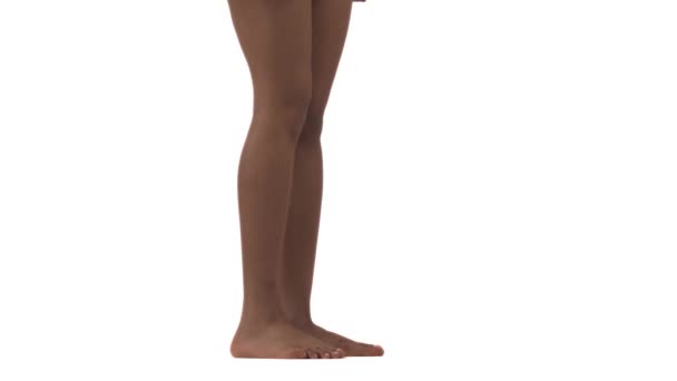 火辣的非洲女人脱下蕾丝内裤扔掉了 美丽纤细的女性腿的特写 在白色背景下孤立无援 — 图库视频影像