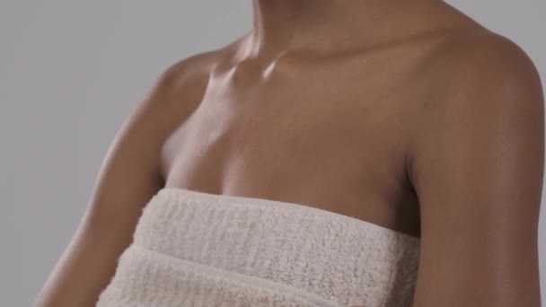 Zbliżenie Młodej Afrykanki Owiniętej Ręcznikiem Koncepcja Spa Wellness Izolacja Białym — Wideo stockowe