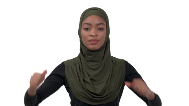 親指を下に見せているアフリカ人女性のクローズアップ肖像画 否定的な感情表現 ジェスチャーの概念 隔離された白い背景に — ストック動画