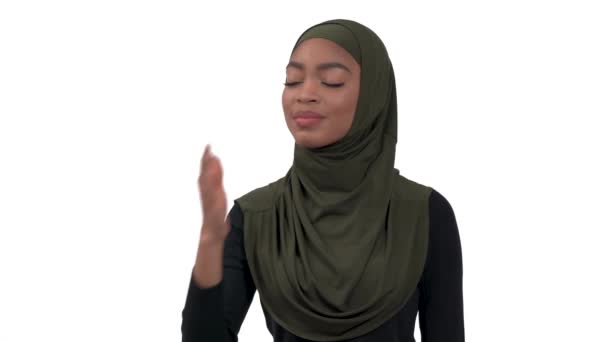 唇を折るアフリカ系アメリカ人の若い女性のクローズアップと空気キスを送信するために手のひらを保持 ボディランゲージ 隔離された白い背景に — ストック動画