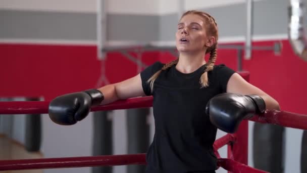 Muskulöse Profiboxerin Ruht Während Des Trainings Für Den Nächsten Kampf — Stockvideo