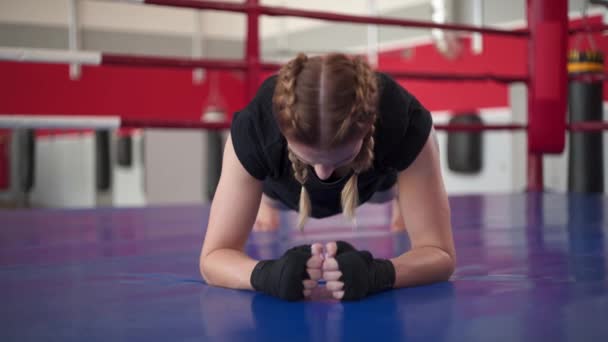 Vista Frontal Jovem Atlética Fazendo Exercícios Prancha Ginásio Mulher Muscular — Vídeo de Stock