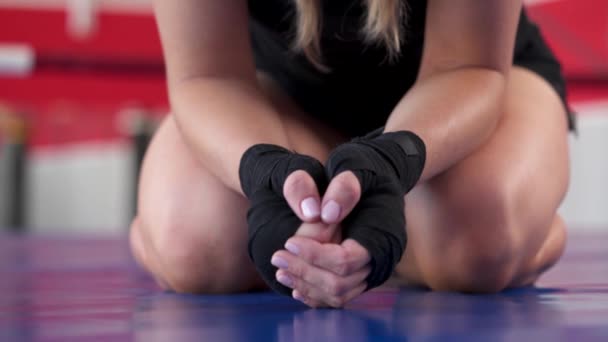 Фізичні Вправи Професійному Спорті Жінка Боксер Сидить Боксерському Кільці Після — стокове відео