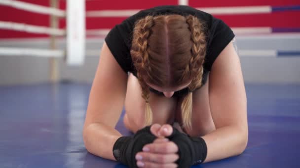 职业女运动员在训练期间休息的肖像镜头 汗流浃背的女运动员双膝跪着 呼吸急促 — 图库视频影像