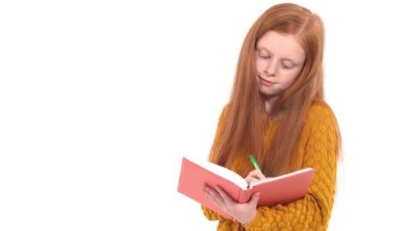 Güzel liseli kız ödevini yapıyor. Çalışma kitabına notlar yazıyor. Düşünceli küçük kız ders çalışıyor. Eğitim Geliştirme