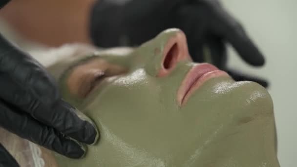 Close Cosmetologista Aplicando Máscara Pacientes Seniores Pele Facial Com Movimento — Vídeo de Stock