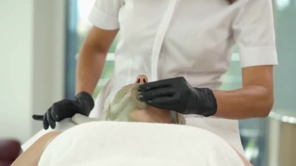 Kıdemli Kadın Güzellik Salonunda Yüz Derisi Için Estetik Ameliyat Yapıyor — Stok video