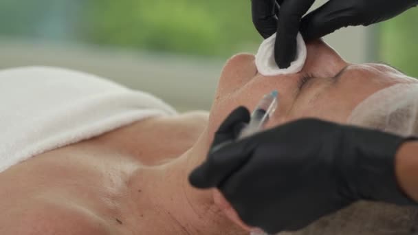 Vídeo Demonstração Close Cosmetologista Profissional Fazendo Injeções Antienvelhecimento Para Paciente — Vídeo de Stock