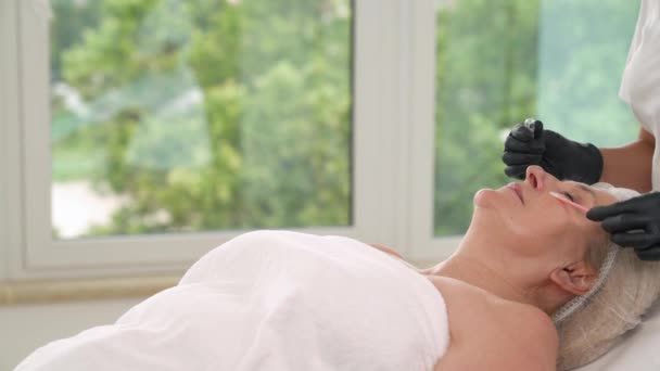 Kosmetologe Verwendet Wattestäbchen Die Nackenhaut Der Patienten Mit Einer Transparenten — Stockvideo
