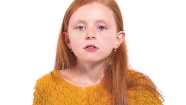 Удивительный Ребенок Маленькая Рыжая Девочка Большими Глазами Делает Лицо Попрошайки — стоковое видео