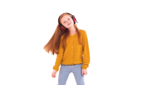 Menina Caucasiana Com Belo Cabelo Foxy Sorriso Encantador Usando Fones — Vídeo de Stock