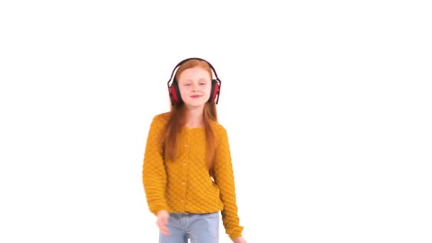 Mały Uroczy Rudowłosy Model Słuchający Muzyki Słuchawkach Bezprzewodowych Tańczący Piękny — Wideo stockowe