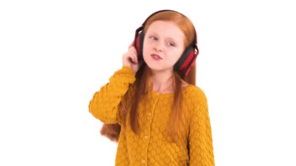 Крупним Планом Маленька Руда Волохата Дівчинка Слухає Музику Бездротових Навушниках — стокове відео
