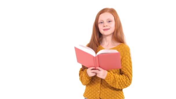 長いセクシーな髪を持ち 本を読んでいる女子高生の肖像画のショット 教育概念 隔離された白い背景に — ストック動画