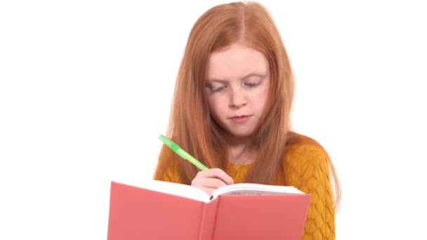Όμορφο Κορίτσι Του Σχολείου Πανέμορφα Κόκκινα Μαλλιά Γράφοντας Σημειώσεις Για — Αρχείο Βίντεο