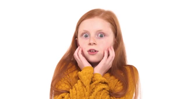 被石头砸死的孩子一个红头发的小女孩长着一双大眼睛 脸上露出惊讶的表情 真正的感情在白色背景下孤立无援 — 图库视频影像