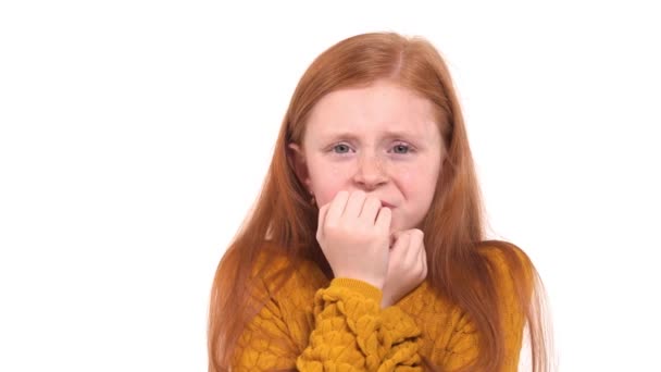 Налякана Дівчина Руками Обличчі Портрет Страшної Маленької Дівчинки Ховається Долонями — стокове відео