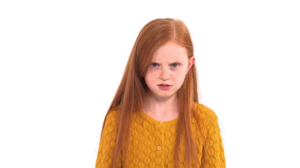 坏脾气的小女孩 一头长长的红头发 满脸雀斑 在镜头前怒气冲冲 — 图库视频影像