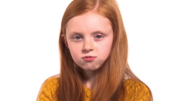 Detailní Portrét Zklamané Dívky Tmavozelenýma Očima Pozorným Pohledem Kamery Bílé — Stock video