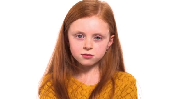 Cute Girl Jest Zły Niezadowolony Studio Portretowe Zrobione Białym Tle — Wideo stockowe