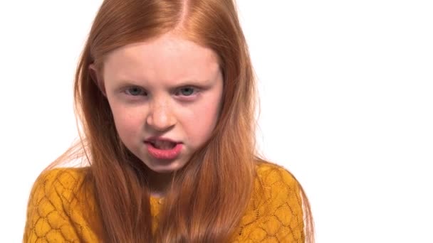 可爱的女孩很生气 很不高兴 可爱的红头发女孩做滑稽的鬼脸 疯狂的面部表情 — 图库视频影像