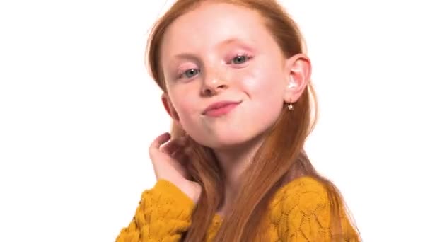 一个可爱的小女孩摸着她美丽的红头发微笑的特写 年轻模特摆姿势拍照 — 图库视频影像