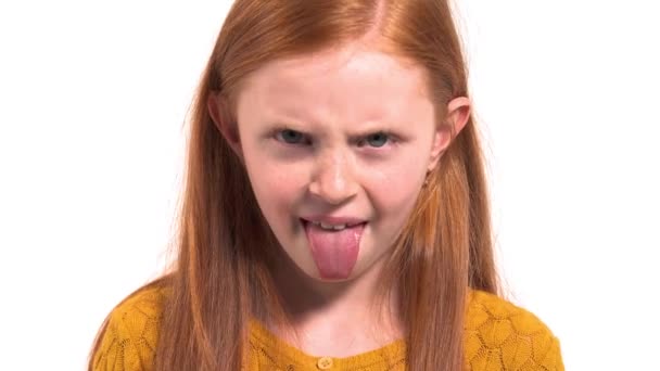 有趣的小女孩看着镜头 露出舌头 年轻的模特 留着漂亮的狐狸毛 有雀斑 做着鬼脸 玩得很开心 — 图库视频影像