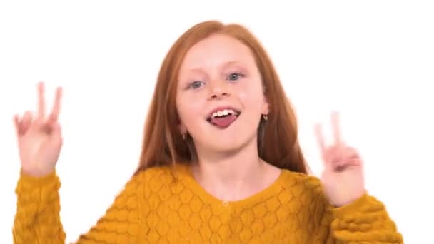 Κοντινό Πορτραίτο Ενός Αστείου Κοριτσιού Που Χορεύει Που Δείχνει Γλώσσα — Αρχείο Βίντεο