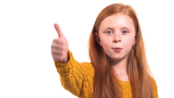 微笑的女孩用手指显示倒计时 小女孩从1数到5 倒计时在手 — 图库视频影像