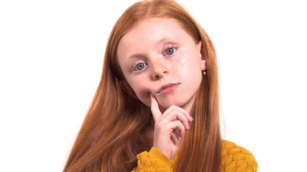 Menina Engraçada Com Expressão Facial Bonito Contra Fundo Branco Duvidar — Vídeo de Stock