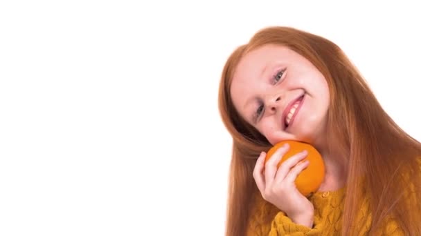 一个漂亮的狐狸毛模特在镜头前摆姿势的肖像 可爱的女孩面带微笑 手里拿着新鲜的橙子 在白色背景下孤立无援 — 图库视频影像