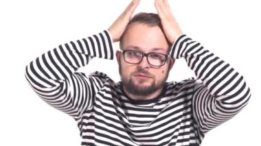 Saça dokunan, modern saç stilini düzelten, sakallı, gülümseyen genç adamın yakın çekim portresi.