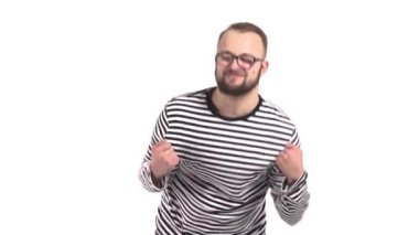 Sakallı neşeli genç adamın mutlu göründüğü yakın çekim videosu. Olumlu duygular. Jestler ve duygular. Adam başarıyı ifade ediyor