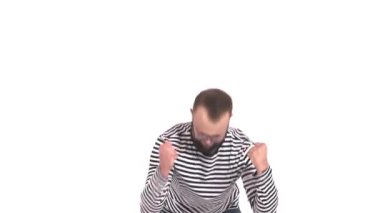 Sakallı, gözlüklü, mutlu görünen genç bir adam. Olumlu duygular. Jestler ve duygular. Adam başarıyı ifade ediyor