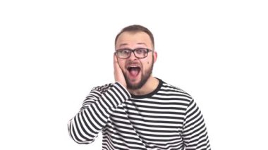 Genç, beyaz bir adam telefon konuşması yapıyor ve heyecanını dile getiriyor. İnsan duyguları.