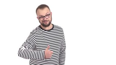 Olumlu genç adam kameraya gülümsüyor. Hippi adam beyaz arka planda baş parmak işareti gösteriyor. Vücut dili.