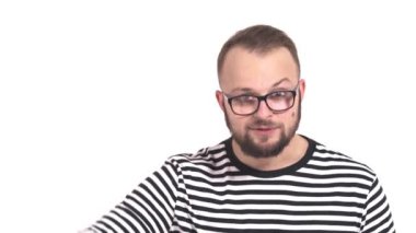 Çizgili süveter giyen neşeli bir adamın askeri jest yaparken çekilmiş yakın plan portresi. Askeri kavram