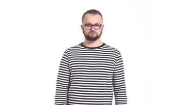 Genç sakallı adam akıllı telefonunda iyi haberler buluyor. Hippi adam olumlu duygular gösteriyor. Vücut dili kavramı