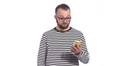 Haberler kötü. Bir adam telefonda mesajları okuyor. Yakın çekim gösteri videosu