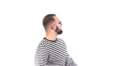 Genç, neşeli adam kameraya suratını buruşturuyor ve saçma sapan MP4 'ler yapıyor. Komik duygusal yüz ifadesi olan sakallı adam yukarı bakıyor. İzole edilmiş, beyaz arkaplanda