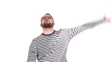 Bir sineği elleriyle yakalamaya çalışan tuhaf bir hippi. Beyaz arkaplan.